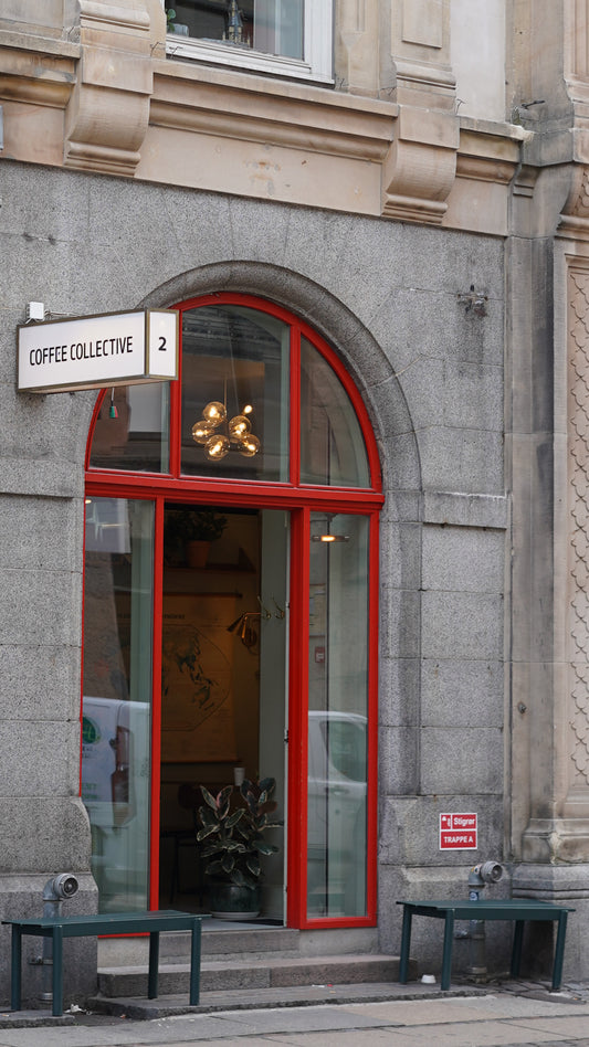 Facade af kaffebar Coffee Collective i Indre by